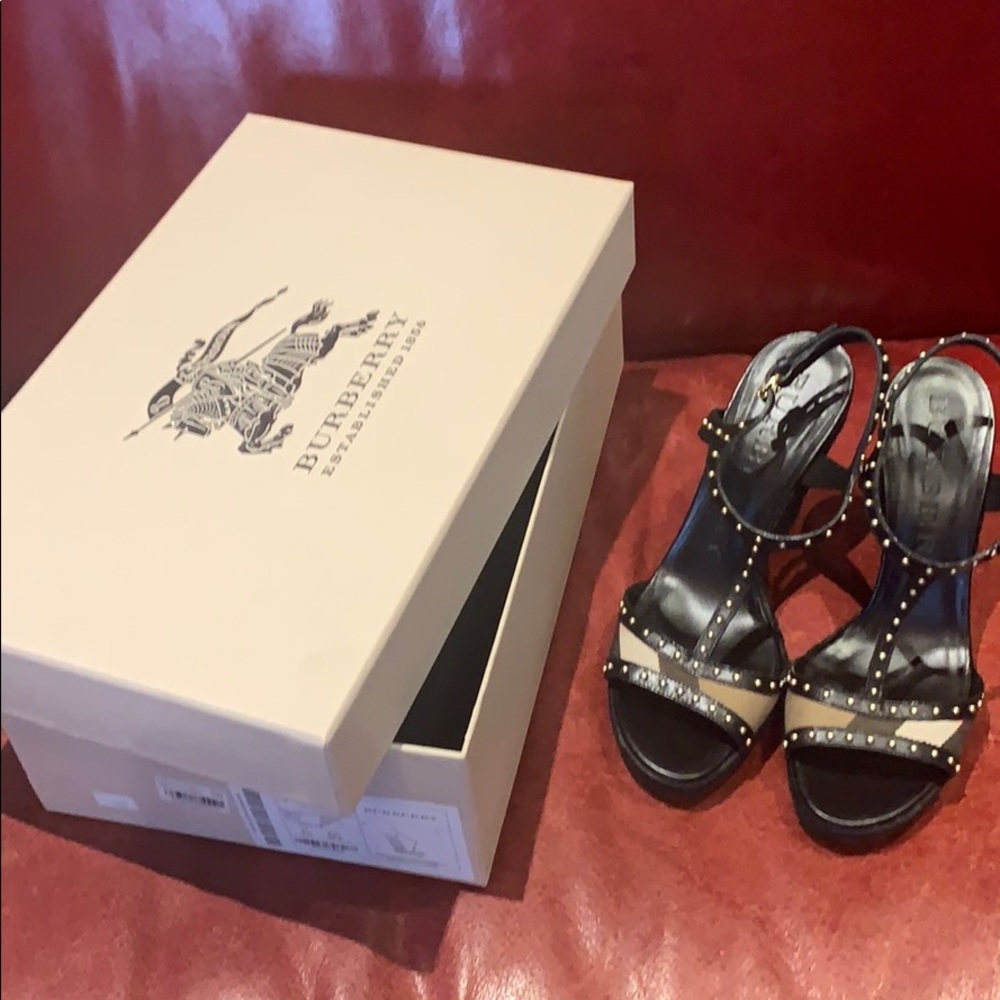 Burberry summer sandal, blackwedges with logoplaid